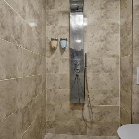 Center, Sea Garden, Brand New - Majestic Daire *